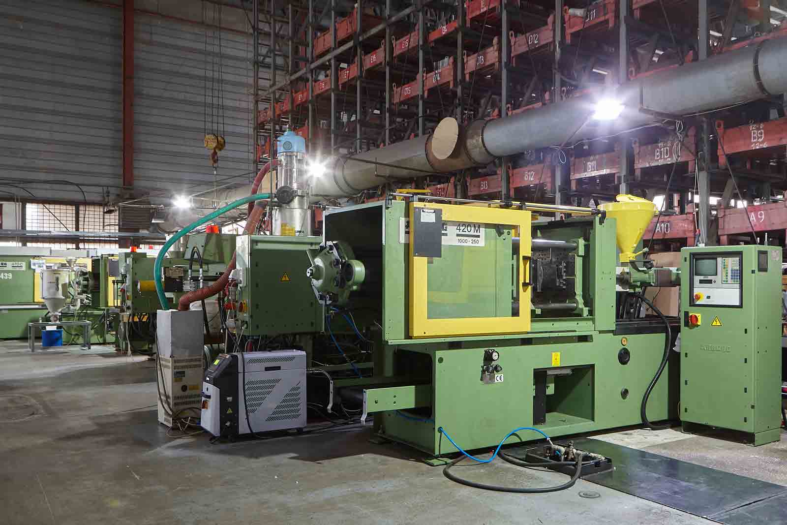 Hydraulic injection molding machine